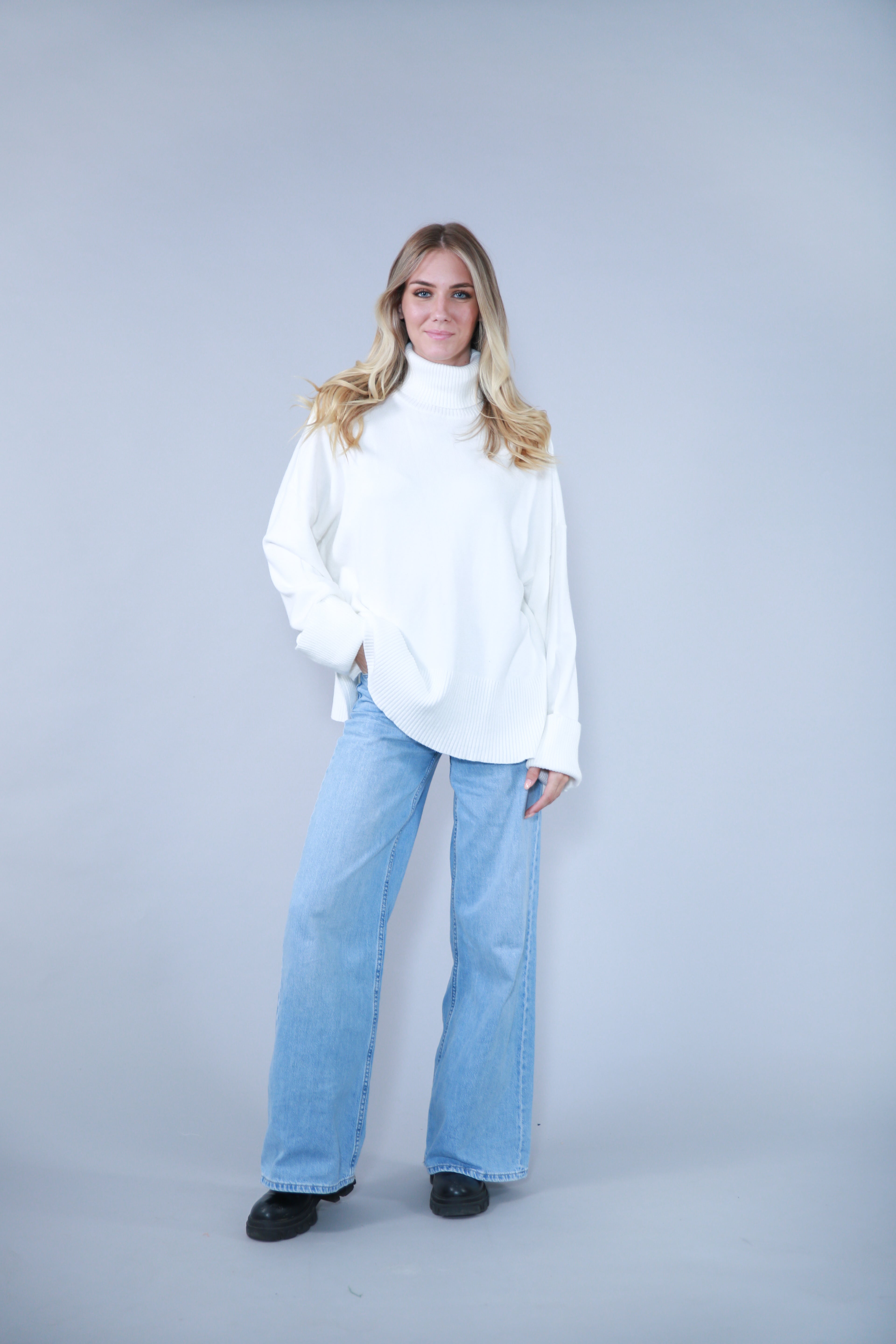 PULL OVERSIZE COL ROULÉ EN MAILLE