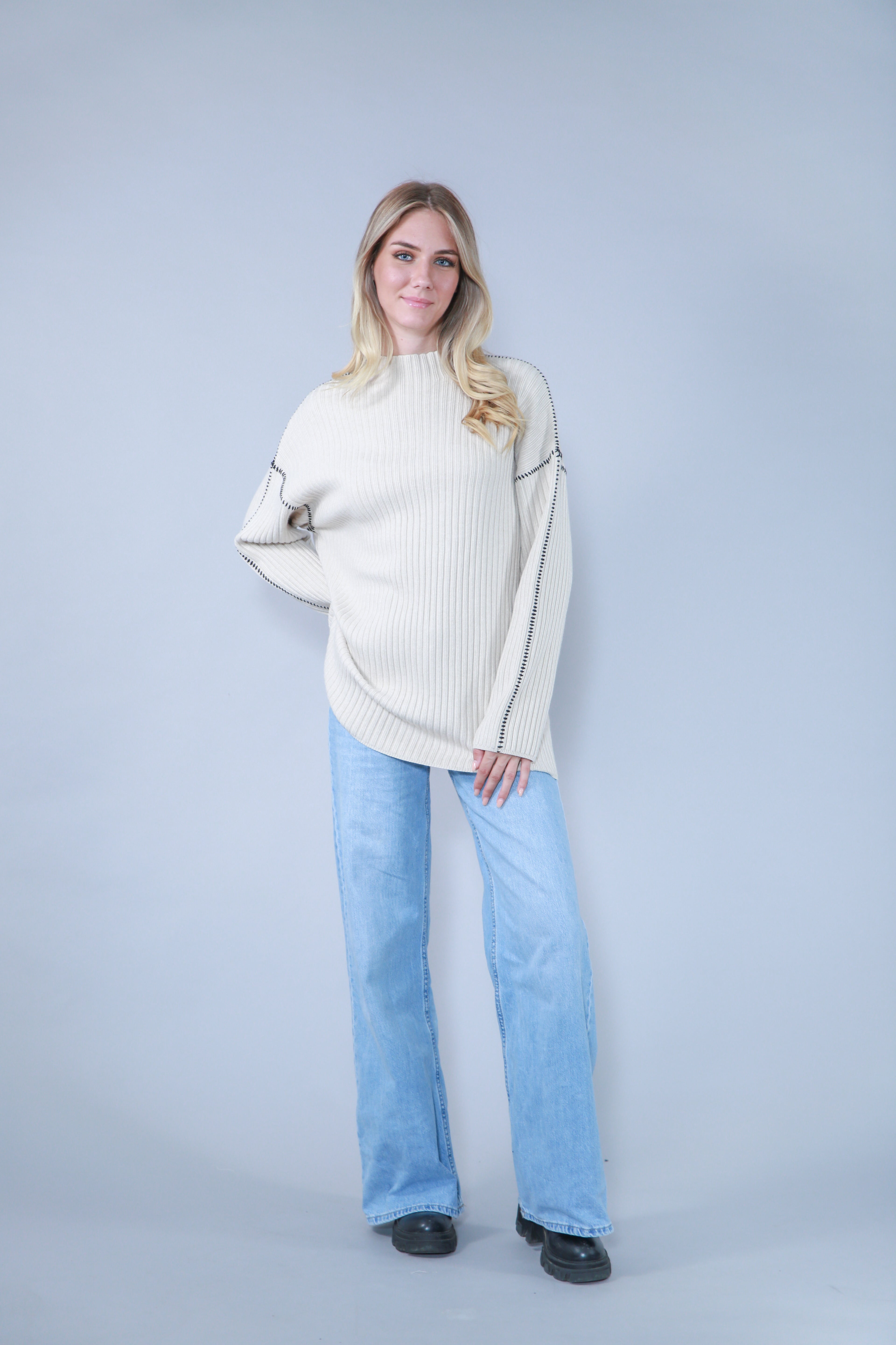 PULL EN MAILLE A BRODERIE