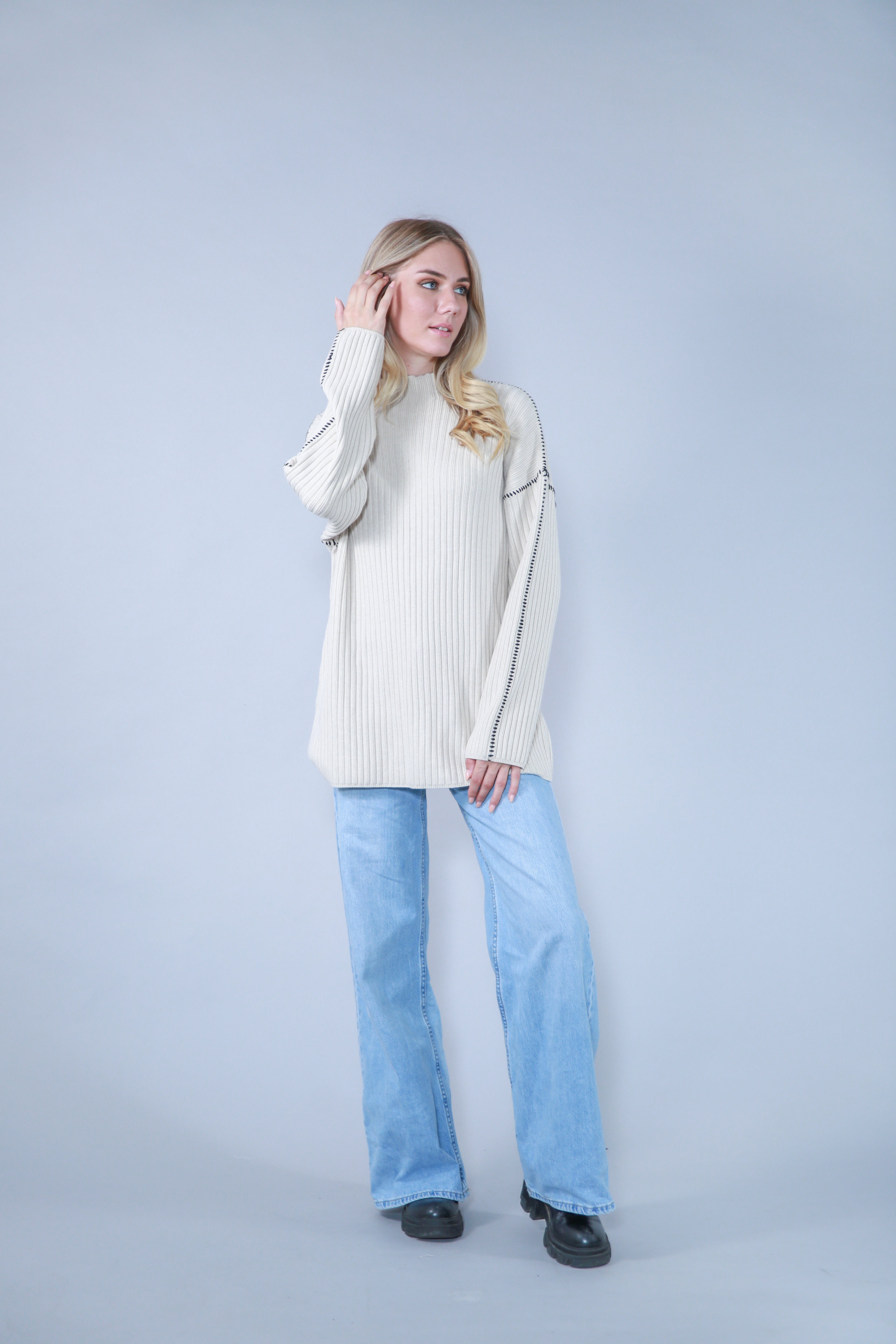 PULL EN MAILLE A BRODERIE