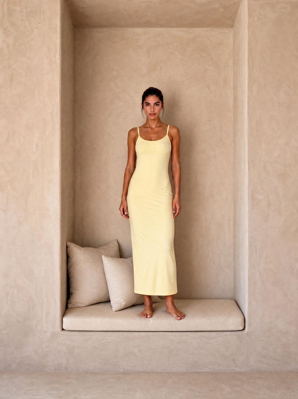 Robe longue jaune à fines bretelles